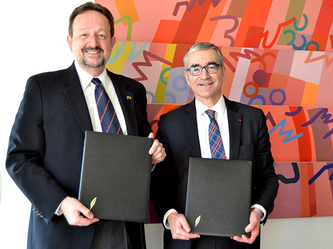 Thomas Hellie, président de Linfield College avec Alain Bonnin, président de l’uB, après la signature de l’accord.