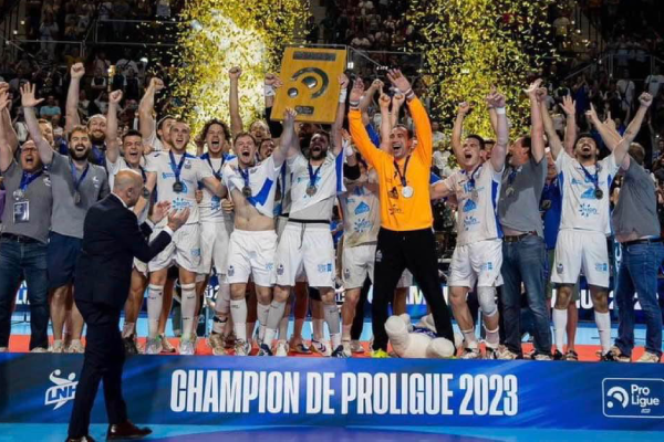 Arthur Pecaud et Mathis Jaffiol, deux étudiants de l'uB ont contribué au  titre de Champion de France du club Dijon Métropole Handball - Université  de Bourgogne
